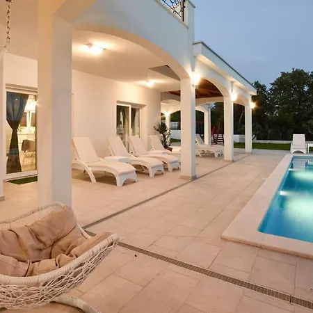 Semesterbostad Four-bedroom Holiday In Šestanovac