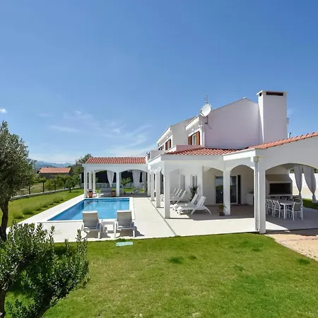 Semesterbostad Four-bedroom Holiday In Šestanovac