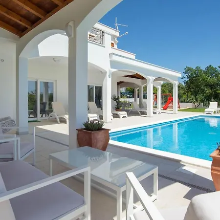 Four-bedroom Holiday In Semesterbostad Šestanovac