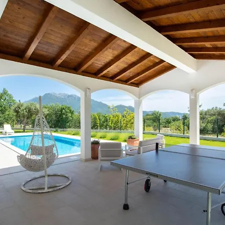 Semesterbostad Four-bedroom Holiday In Šestanovac
