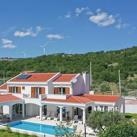 Semesterbostad Four-bedroom Holiday In Šestanovac
