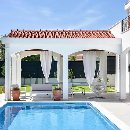 Semesterbostad Four-bedroom Holiday In Šestanovac