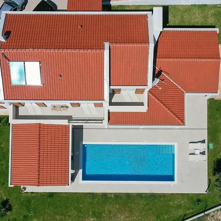 Casa de Férias Awesome Home In Sestanovac