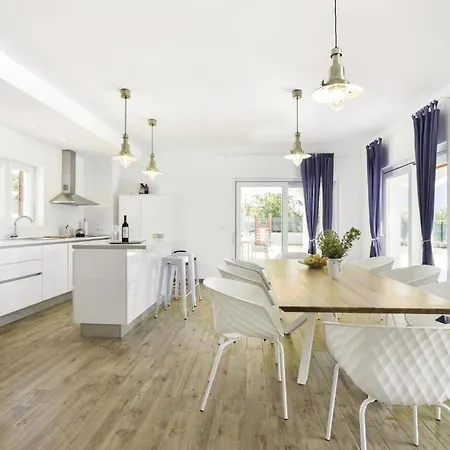 Awesome Home In Sestanovac Casa de Férias