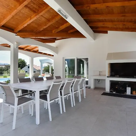 Casa de Férias Awesome Home In Sestanovac Šestanovac