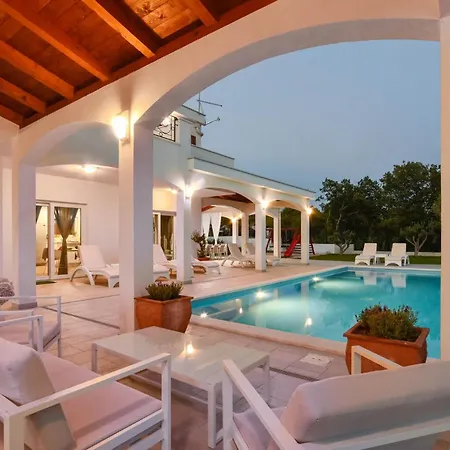 Awesome Home In Sestanovac * Šestanovac