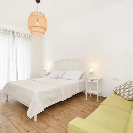 Four-bedroom Holiday In Semesterbostad Šestanovac