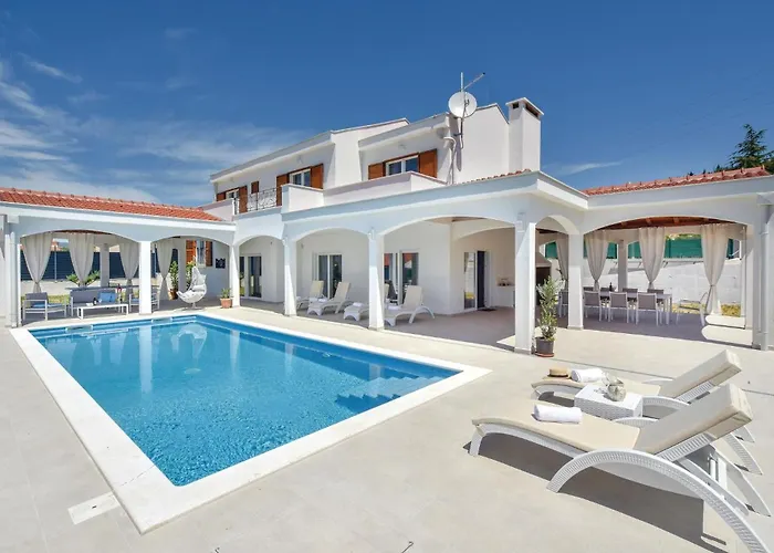 Awesome Home In Sestanovac Casa de Férias *