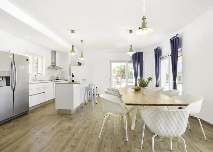 Awesome Home In Sestanovac Casa de Férias