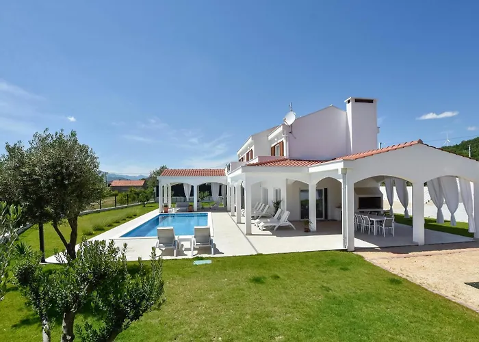 Casa de Férias Awesome Home In Sestanovac